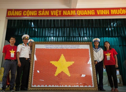 Những món quà nghĩa tình tặng chiến sĩ Trường Sa của người Việt ở Singapore - ảnh 1